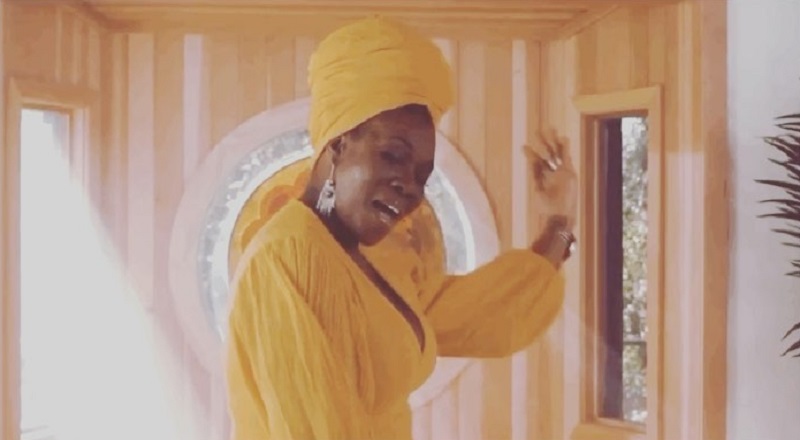 India Arie Addresses The Chris Tucker Rumors Saying They Never Dated But Went On A Date Thirteen Years Ago Which She Didn T Even Remember Until Twitter India Arie Addresses The Chris Tucker Rumors Saying They Never Dated But Went On A Date Thirteen Years Ago Which She Didn T Even Remember Until Twitter