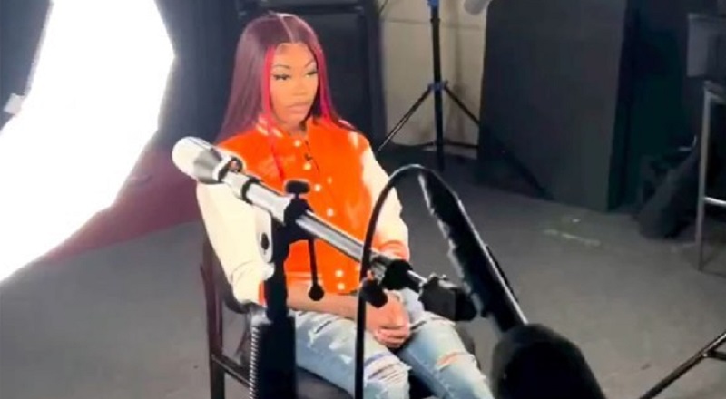 Asian Doll tells DJ Vlad to suck her D during interview